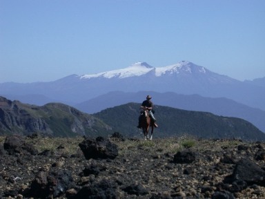 Reiter vor Vulkan - Reitabenteuer Anden&uuml;berquerung Chile - Argentinien